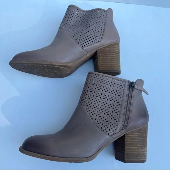 Sofft Leather Perforated Nude Ombré Block Heel Side Zipper Ankle Bootie Size 10M - Picture 3 of 15